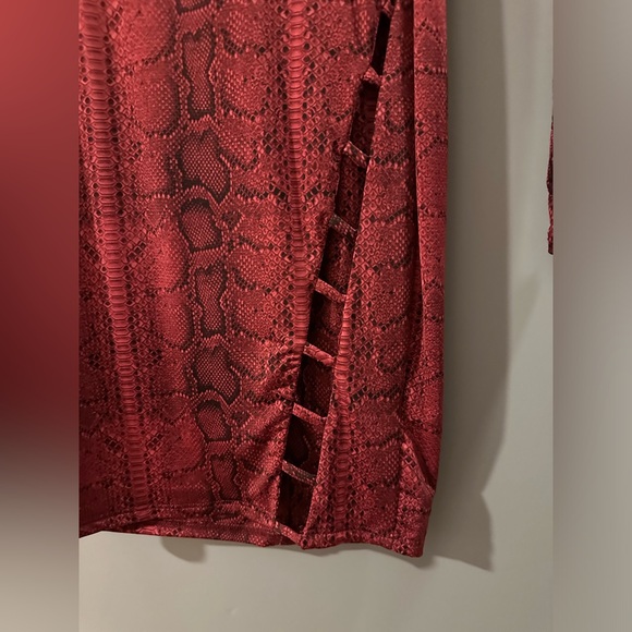 Burgundy snakeskin dress with cutouts size small - Picture 4 of 4